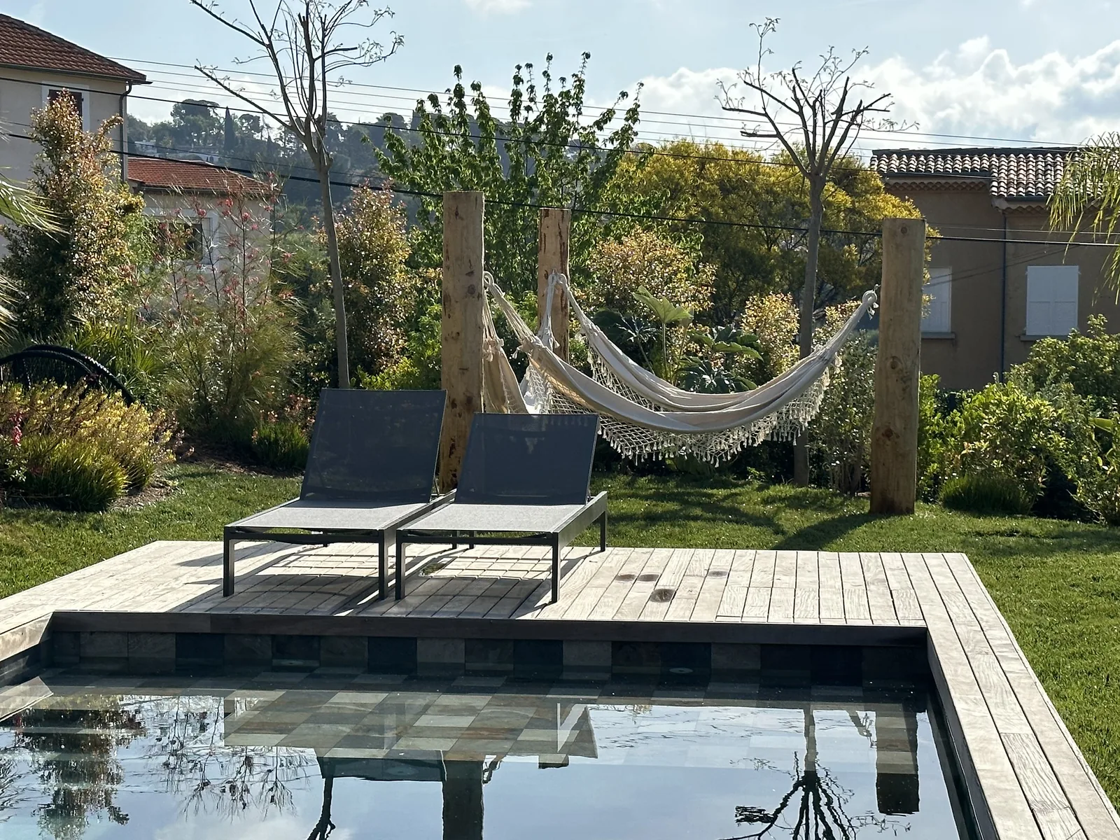 Terrasse, bassin et espace de détente végétalisé