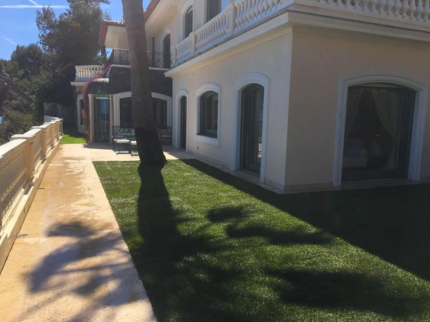 Pelouse au pied d’une façade de villa