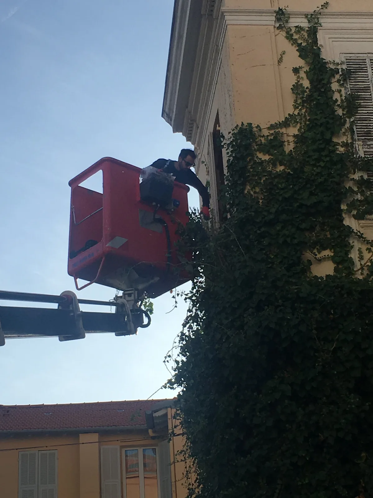 Intervention en hauteur depuis une nacelle