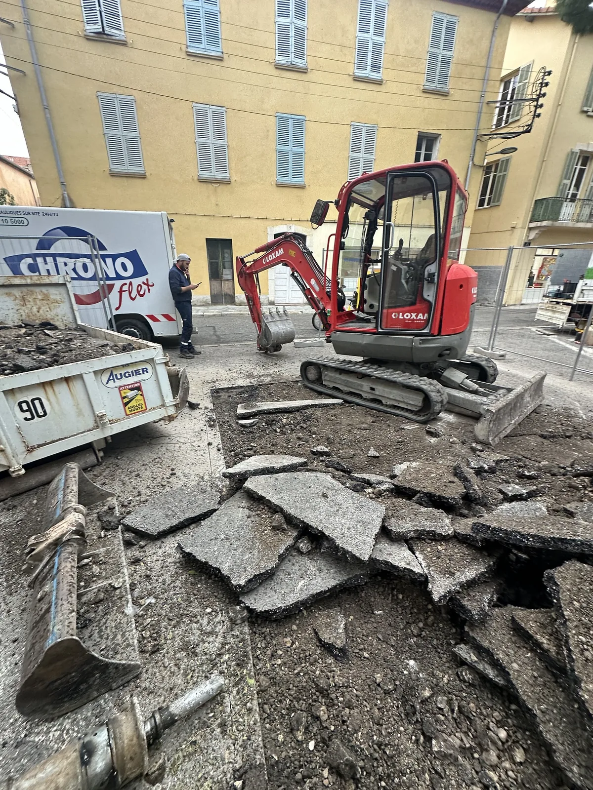 Engin de chantier lors de travaux préparatoires